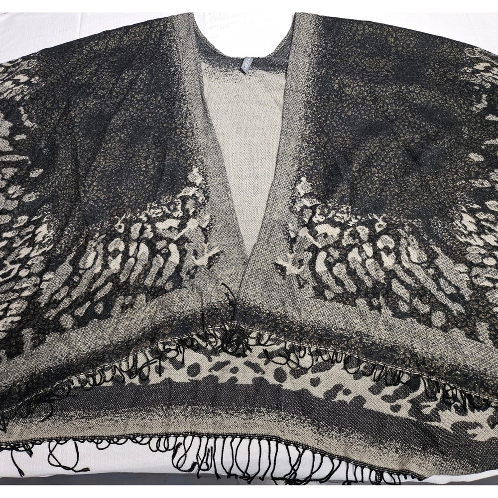 Accessory St‎ New York Women's Black Grey Leopard Print Fringe Kimono Shawl